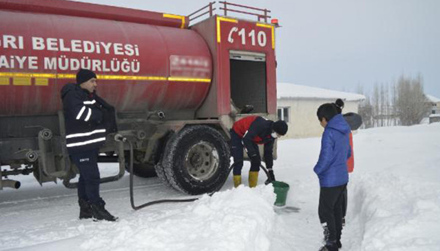 Ağrıda soğuktan suları donan vatandaşlara itfaiye desteği
