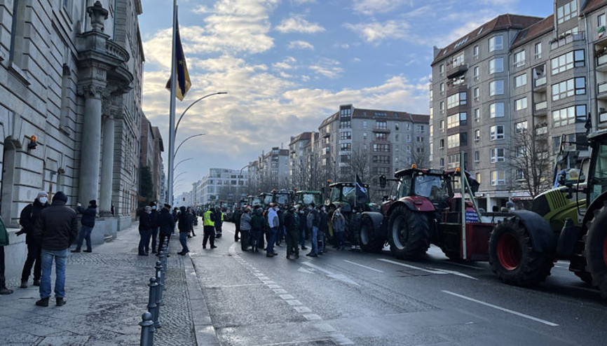 Çiftçilerden hükümete traktörlü protesto