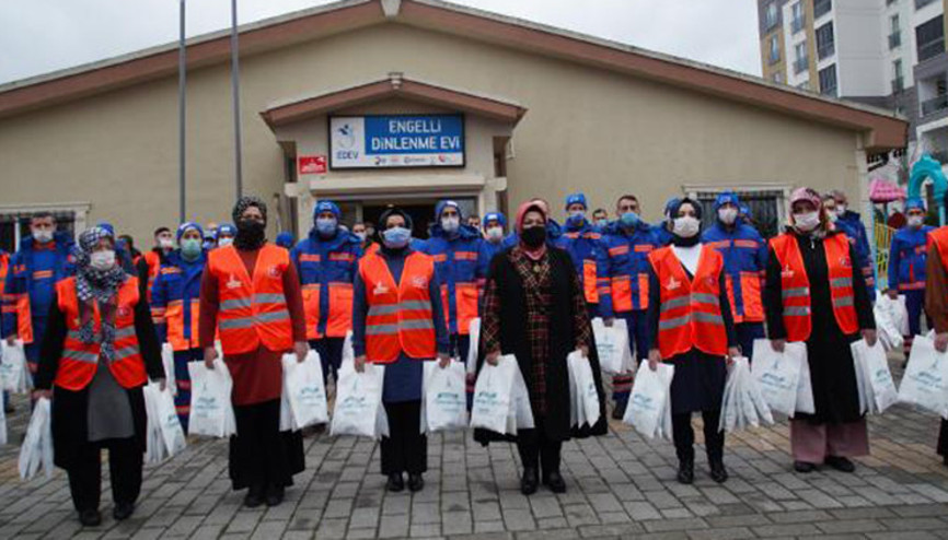 Sancaktepe’de vatandaşlara hijyen seti verildi