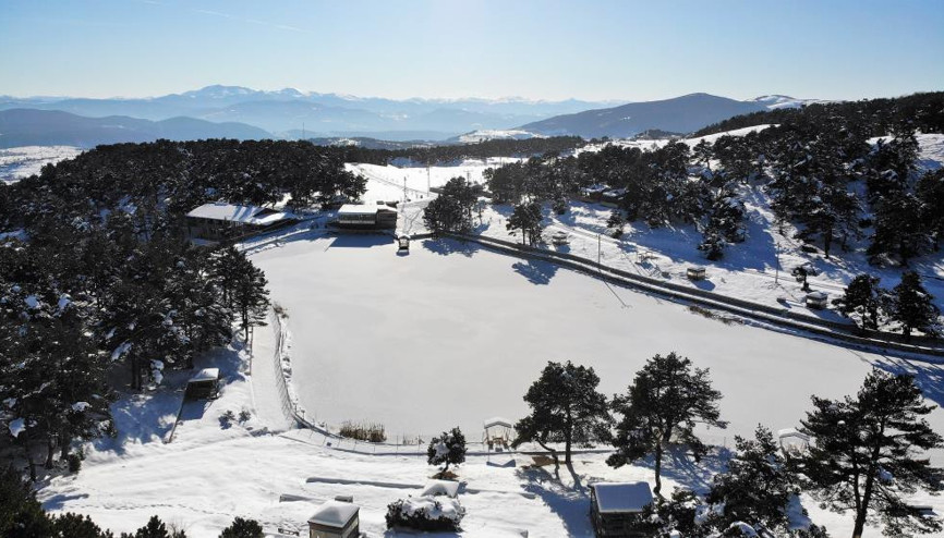 Eriklice Düzü Göleti dondu... Ortaya kartpostallık manzaralar çıktı