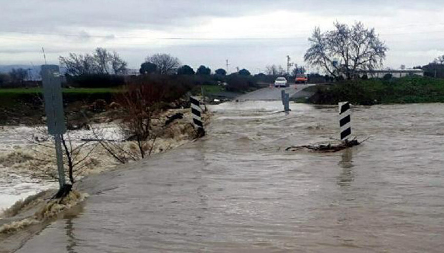 Karadere Çayı taştı, köprü su altında kaldı