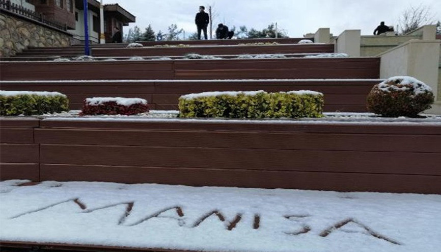 Manisada kar yağışı etkili oluyor Manisada kar yağışı etkili oluyor