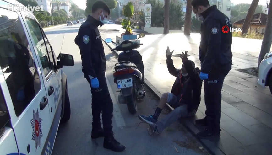 Motosikletinin bağlanacağını öğrenen sürücü çılgına döndü Motosikletinin bağlanacağını öğrenen sürücü çılgına döndü