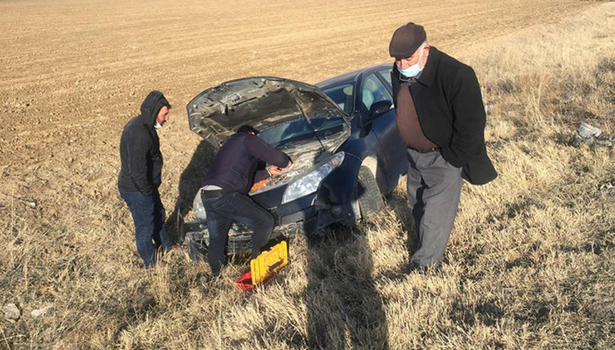Kontrolden çıkan otomobil şarampole devrildi