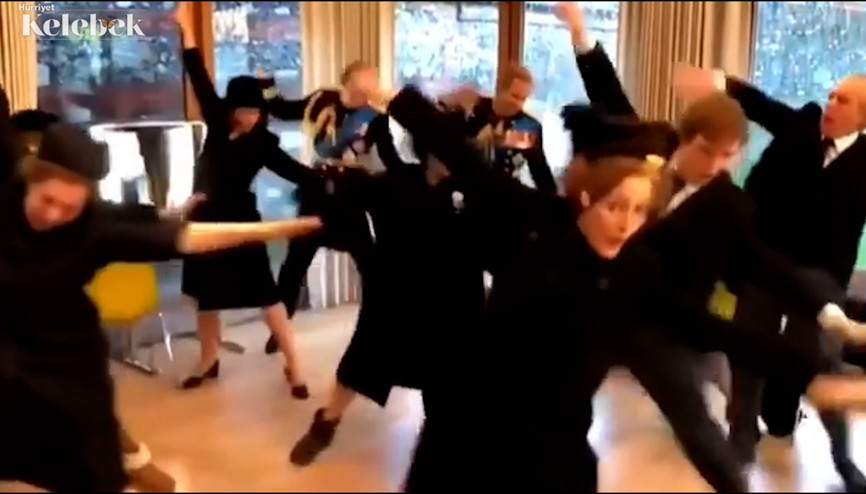 Kraliçe ile başbakan omuz omuza dansta