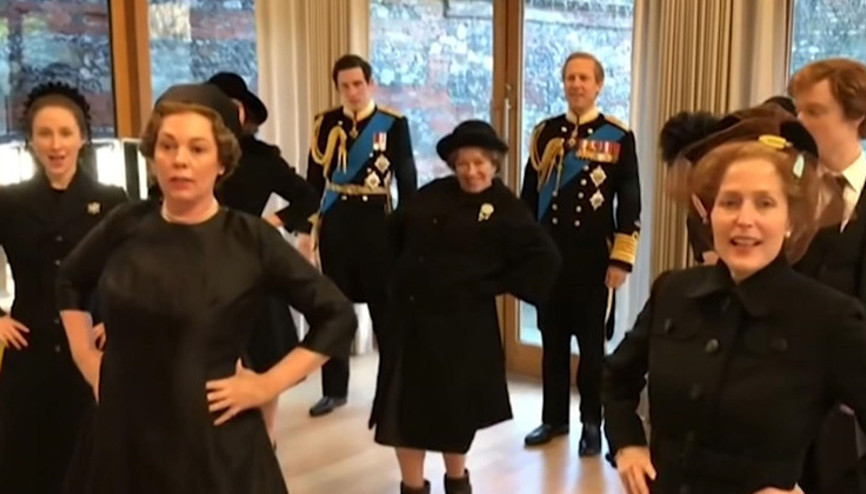 Kraliçe ile başbakan omuz omuza dansta