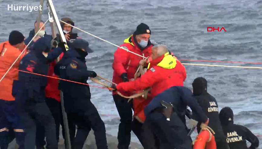 Zeytinburnunda kıyıya sürüklenen gemideki personeller kurtarıldı