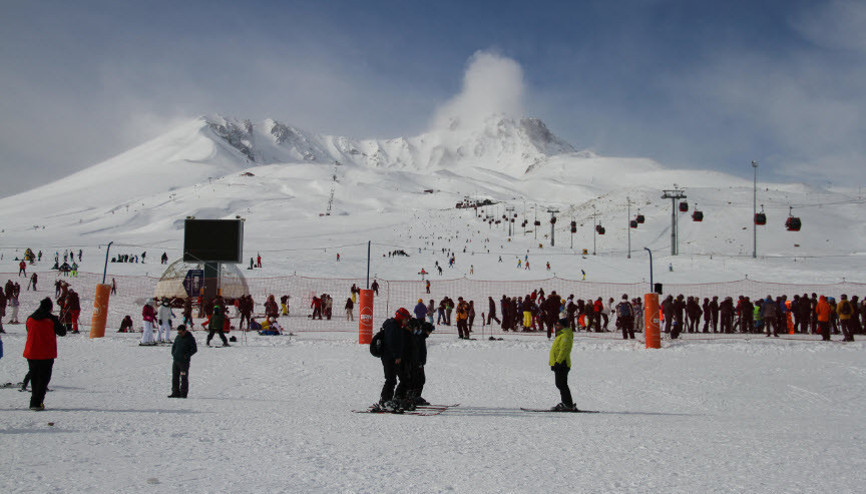 İç Anadolunun zirvesi Erciyeste pistler kayakseverlerle doldu
