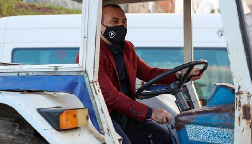 Vali Sonel, traktör sürüp, kuzinede ekmek pişirdi