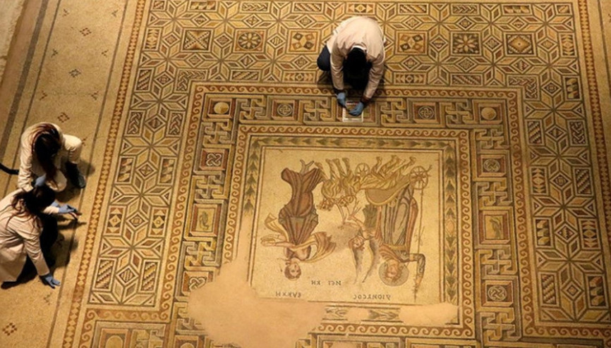 Zeugma Mozaik Müzesindeki eserler cerrah hassasiyetiyle temizlenerek geleceğe aktarılıyor