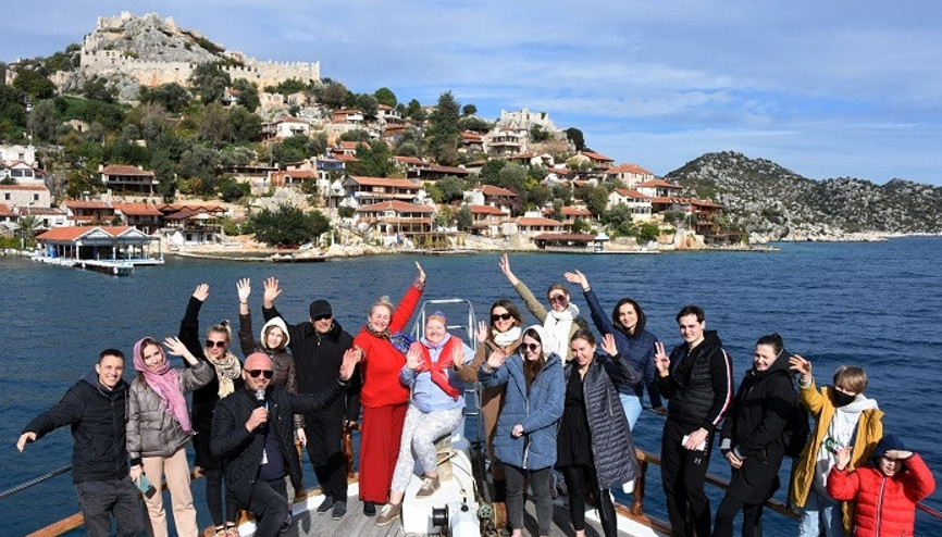 Rus turistlerin kış ortasında Kekovada deniz keyfi