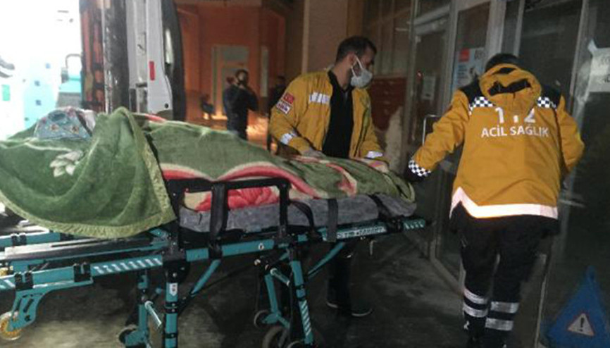 Yüksekovada hasta kadın, yol 4 saatte açılarak hastaneye götürüldü Yüksekovada hasta kadın, yol 4 saatte açılarak hastaneye götürüldü