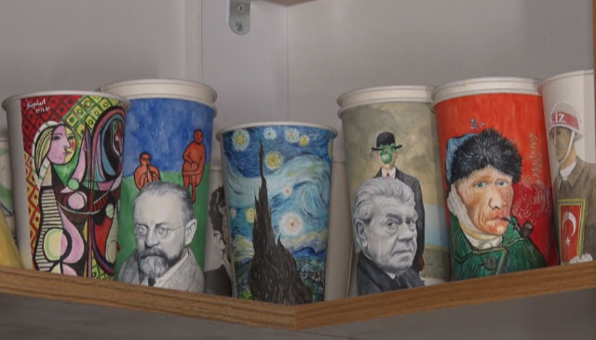 Milyon dolarlık eserleri karton bardaklara çizdi; 25 ülke, 50 şehir gezdi Milyon dolarlık eserleri karton bardaklara çizdi; 25 ülke, 50 şehir gezdi