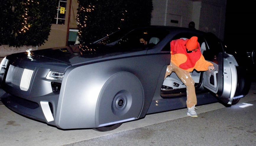 Ünlü çiftin otomobili ilgi odağı oldu: Bir bakan bir daha baktı