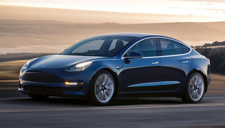 Tesla 135 bin aracını geri çağırıyor