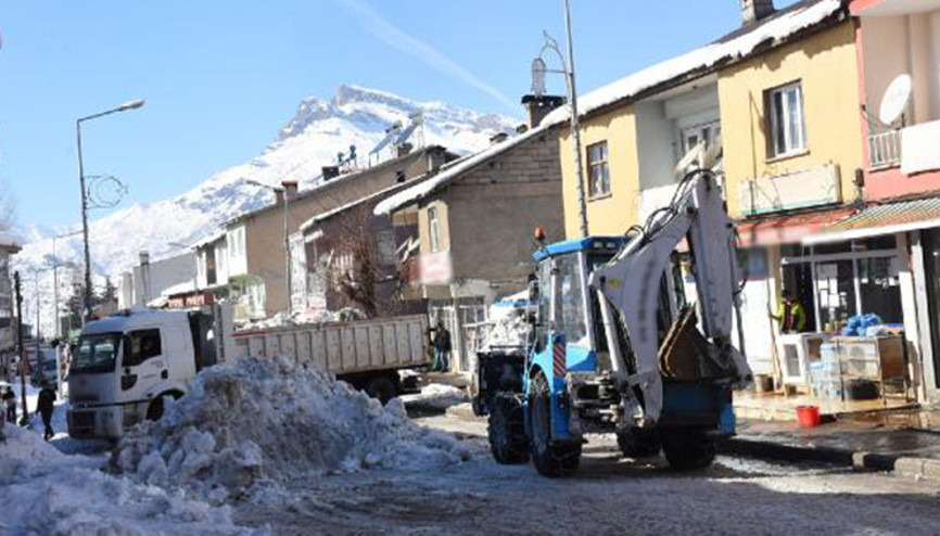 Beytüşşebap’ta günde 250 ton kar, 4 kamyonla ilçe dışına taşınıyor