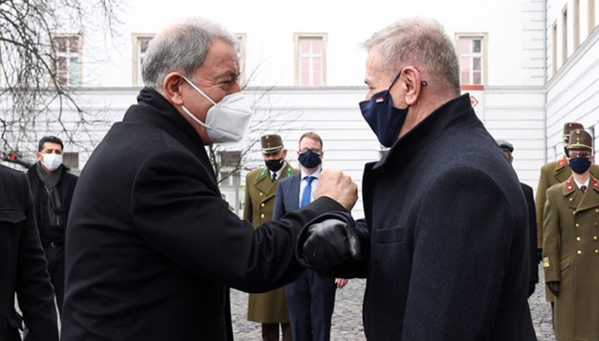 Bakan Akar Macaristan Savunma Bakanı Benko ile görüştü