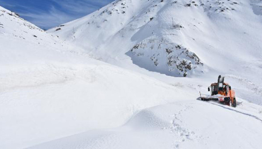 Şırnakta, 3 metrelik kar yığınlarıyla zorlu mücadele Şırnakta, 3 metrelik kar yığınlarıyla zorlu mücadele