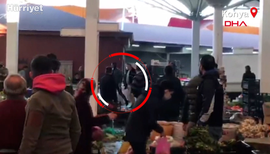 Pazar yerinde silahlar konuştu Kavga anı kamerada Pazar yerinde silahlar konuştu Kavga anı kamerada