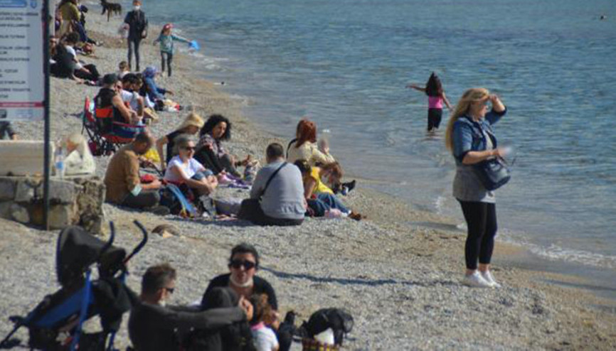 Bodrumda güneşi gören sahile koştu