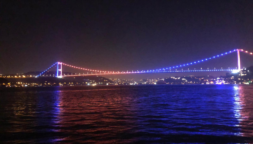Fatih Sultan Mehmet Köprüsü mavi ve turuncu renge büründü