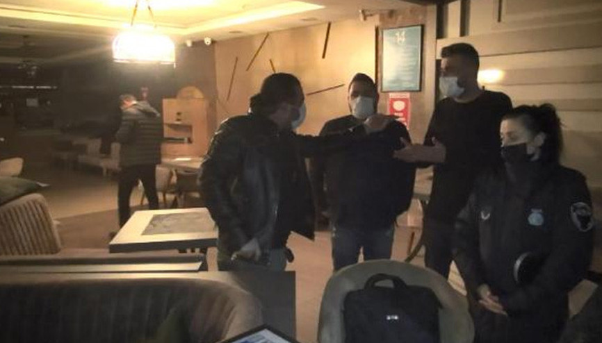 Esenyurtta kafede nargile içenlere baskın