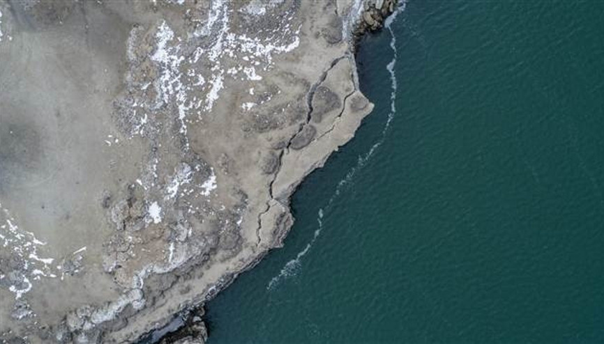 Acıgölde kuraklık nedeniyle derin yarıklar oluştu