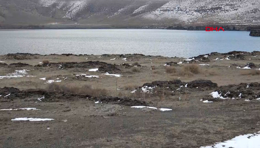Acıgölde kuraklık nedeniyle derin yarıklar oluştu
