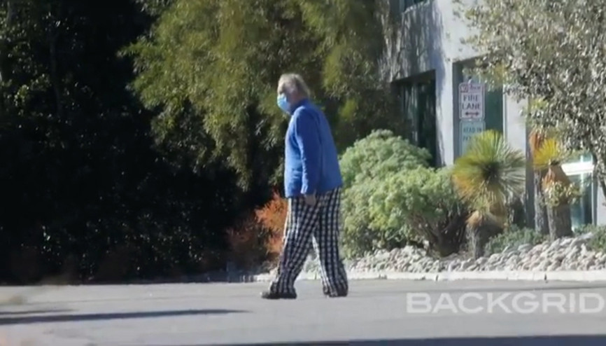 Nick Nolte, pijamasıyla sağlık merkezinden çıktı Nick Nolte, pijamasıyla sağlık merkezinden çıktı