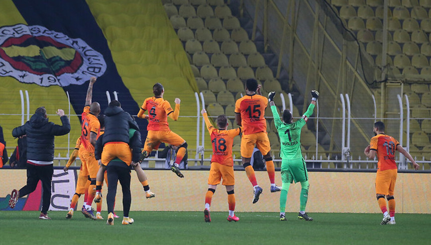 Galatasaraylı futbolcular Fenerbahçe galibiyetini böyle kutladı