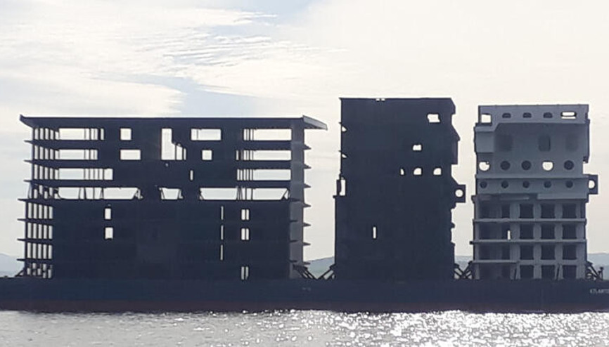 Çanakkale Boğazından apartman görünümlü platform geçti