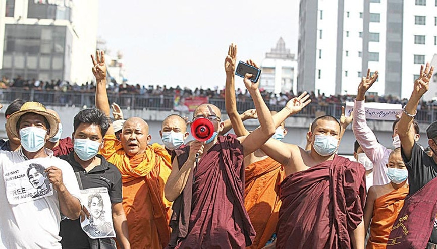 Myanmar’da Budist rahipler de sokağa çıktı