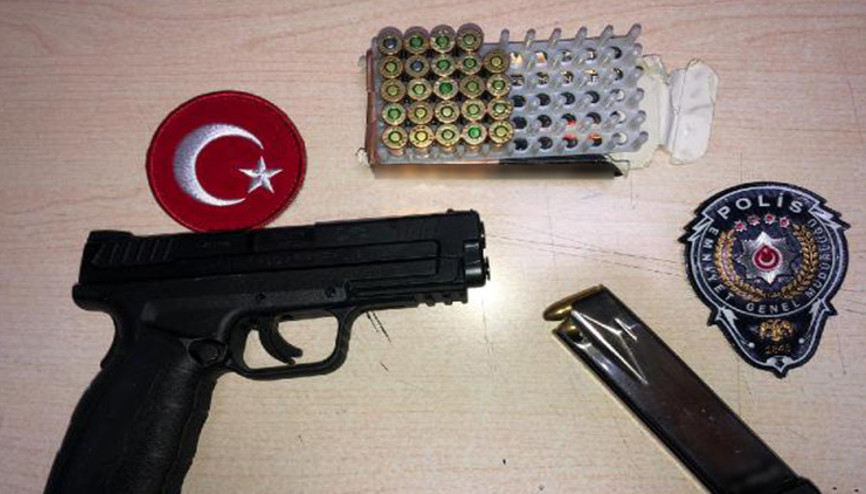 Polis ekipleri, sokağa çıkma kısıtlaması kontrolünde ruhsatsız tabanca buldu Polis ekipleri, sokağa çıkma kısıtlaması kontrolünde ruhsatsız tabanca buldu