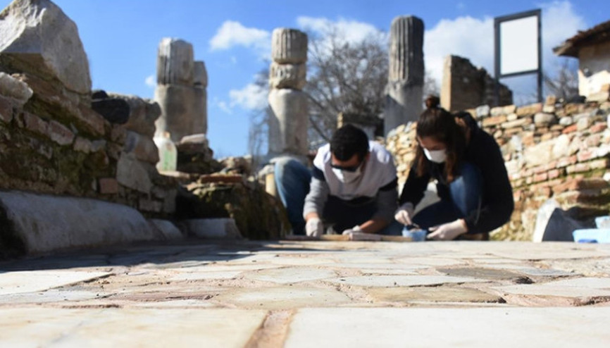Gladyatörler kentinin 1550 yıllık kilise tabanı özenle işleniyor