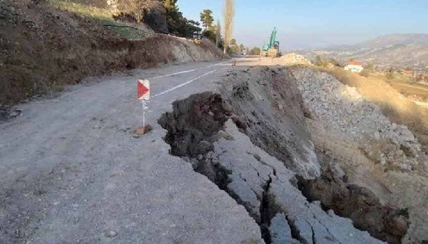 Denizlide 2 mahalleyi bağlayan yol çöktü
