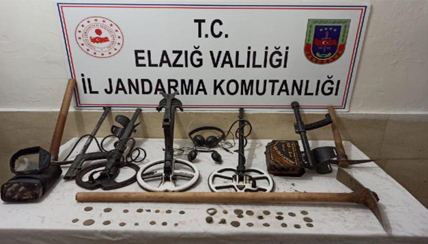 Elazığda tarihi eser operasyonu: 37 sikke ele geçirildi Elazığda tarihi eser operasyonu: 37 sikke ele geçirildi