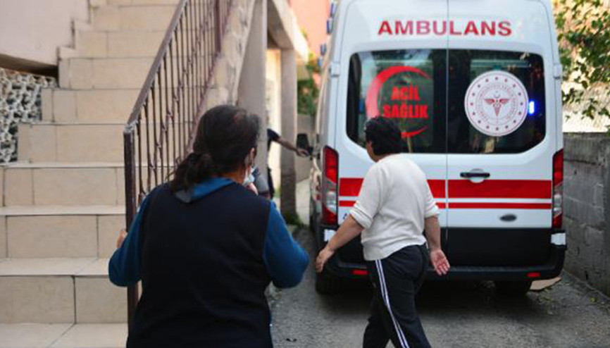 Balkondan düşen yaşlı adamın duran kalbi, müdahaleyle yeniden çalıştırıldı