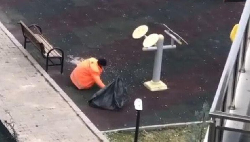 Çocuk parkındaki çekirdek kabuklarını tek tek topladı