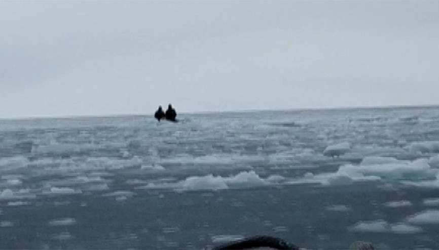 Rusyada korku dolu anlar: Buz kütlesi üzerinde kurtarılmayı beklediler