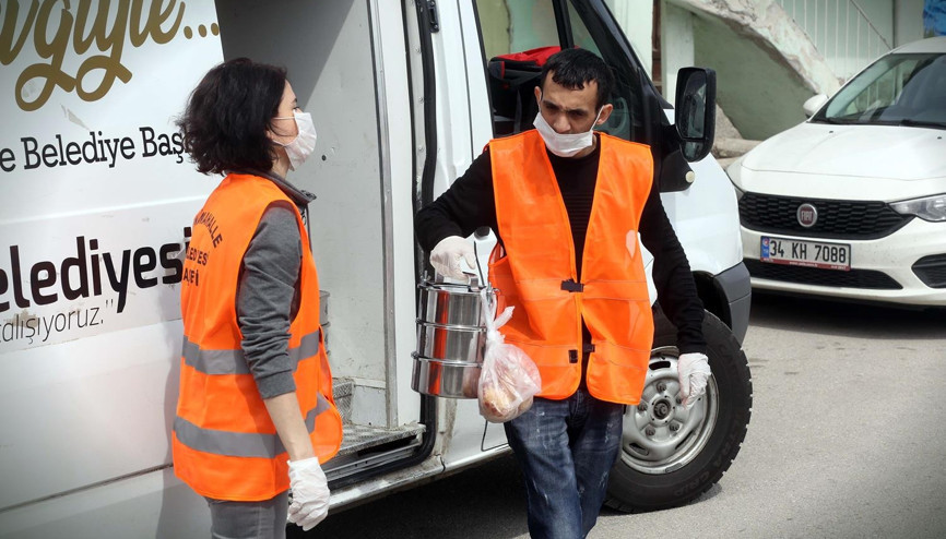 Aşevinde tencereler durmadan kaynıyor