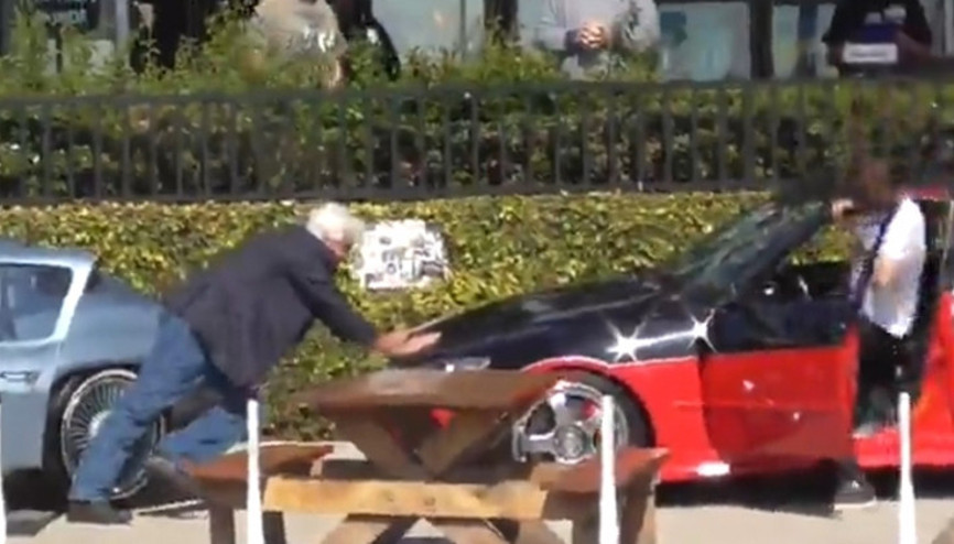 Ünlü sunucu çarpışmayı elleriyle önledi