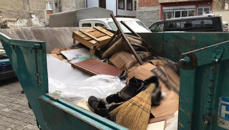 Şizofreni hastası kardeşlerin evinden 1 kamyonet çöp çıktı