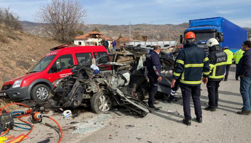 TIRa çarpan otomobil hurdaya döndü: 1 ölü, 2 yaralı