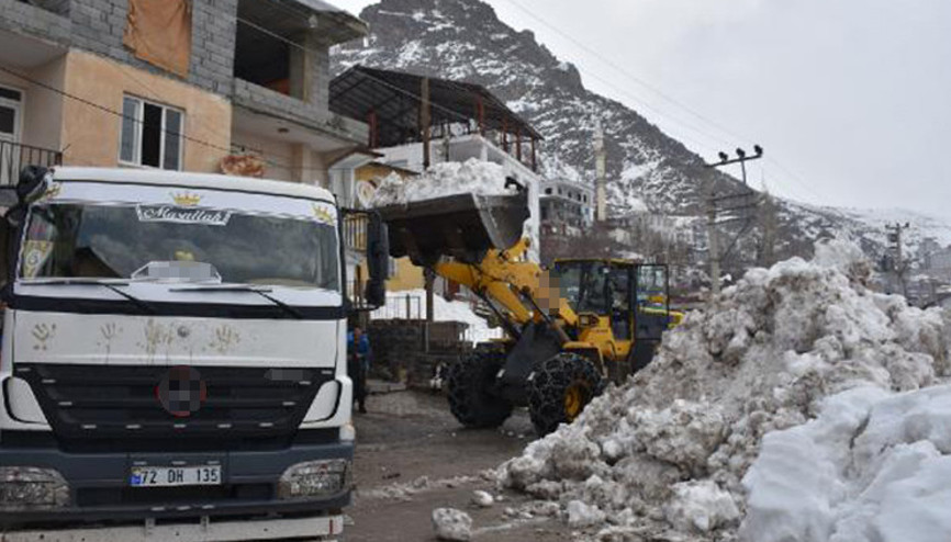 Beytüşşebapta kar yığınları, kamyonlarla ilçe dışına taşınıyor