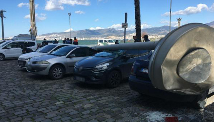 Kuvvetli rüzgar 25 metrelik aydınlatma direğini devirdi; 5 araçta hasar meydana geldi