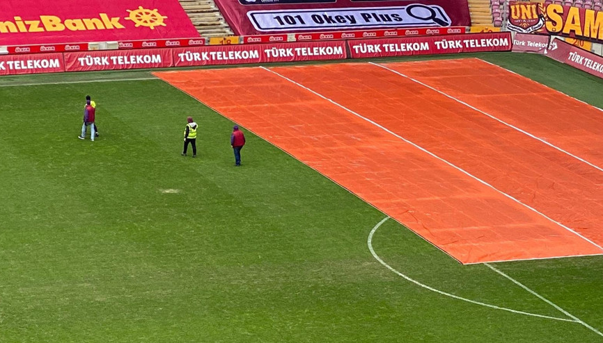 Kasımpaşa maçı öncesinde Türk Telekom Stadında kar önlemleri