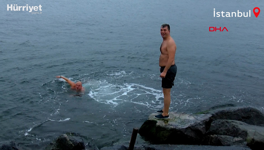 Sarayburnunda soğuk havaya aldırmadan denize girdiler