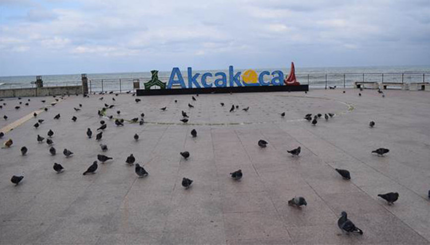 Sokağa çıkma kısıtlamasında sessizliğe bürünen Akçakoca drone ile görüntülendi