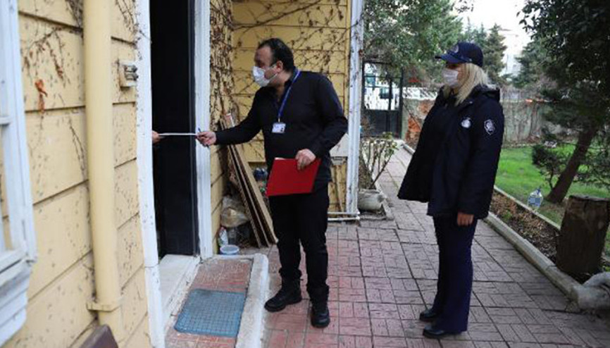 65 yaş ve üstünün sosyal yardım paraları evlerine götürülüyor