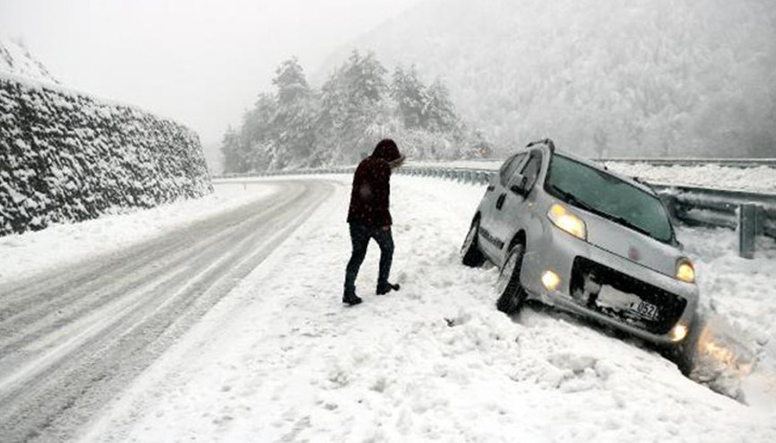 Zonguldakta kar etkili oldu, araçlar yolda kaldı